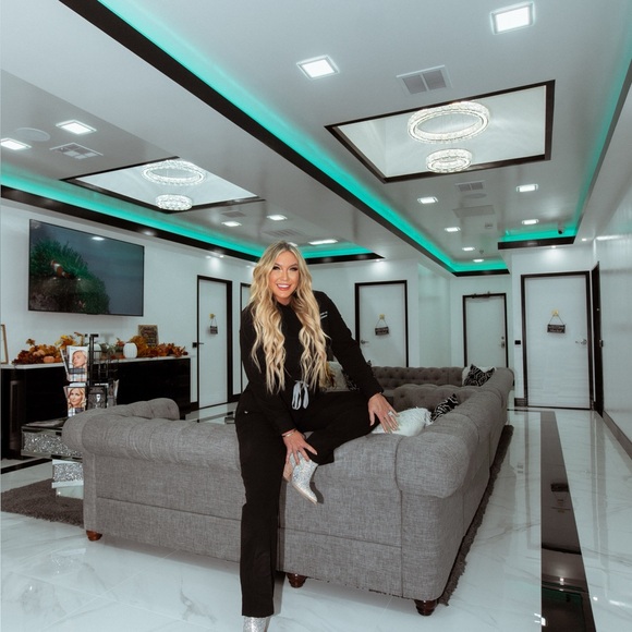 Meet the Posher, Jamie - Picture 5 of 12